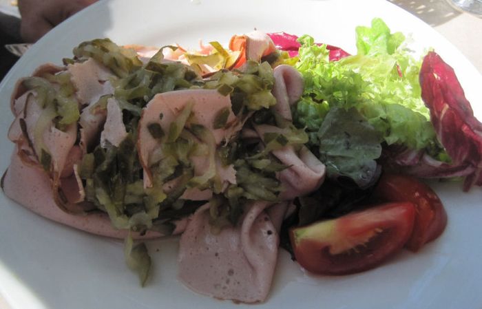 Leberkäs-Salat im Tambosi