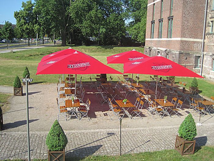 Fabbrica Italiana - Biergarten vor dem Schloss