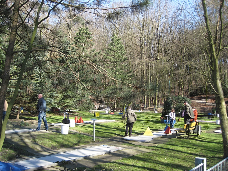 recht neue Minigolfanlage im Wald