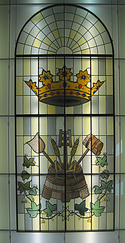 Brauerei-Museum Dortmund - Teil eines bleiverglasten Fensters aus dem alten Sudhaus der Dortmunder Kronen Brauerei von Anfang der fünfziger Jahre. Das Fenster wurde 2005 ausgebaut und mit Mitteln der Dortmunder Aktien Brauerei restauriert