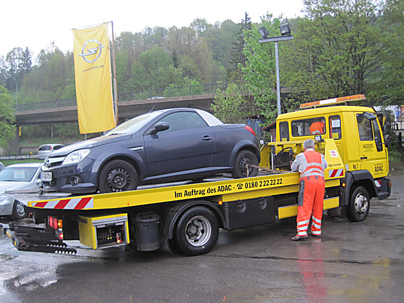 da steht mein &quot;Schätzchen&quot; huckepack auf dem Abschleppwagen und präsentiert sich von seiner Schokoladenseite, die nichts abbekommen hat