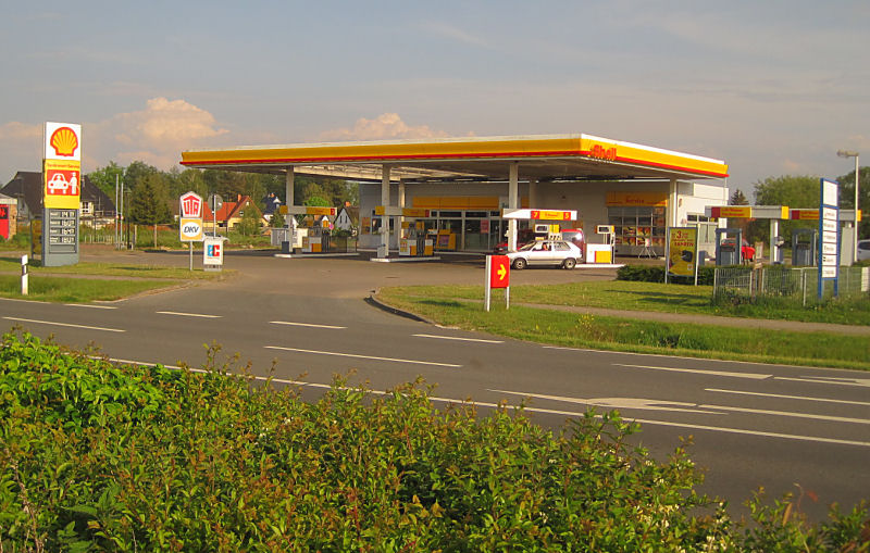 Die Shell Tankstelle am Ortseingang von Born. Hier kann man Bargeld mit EC Karte abheben