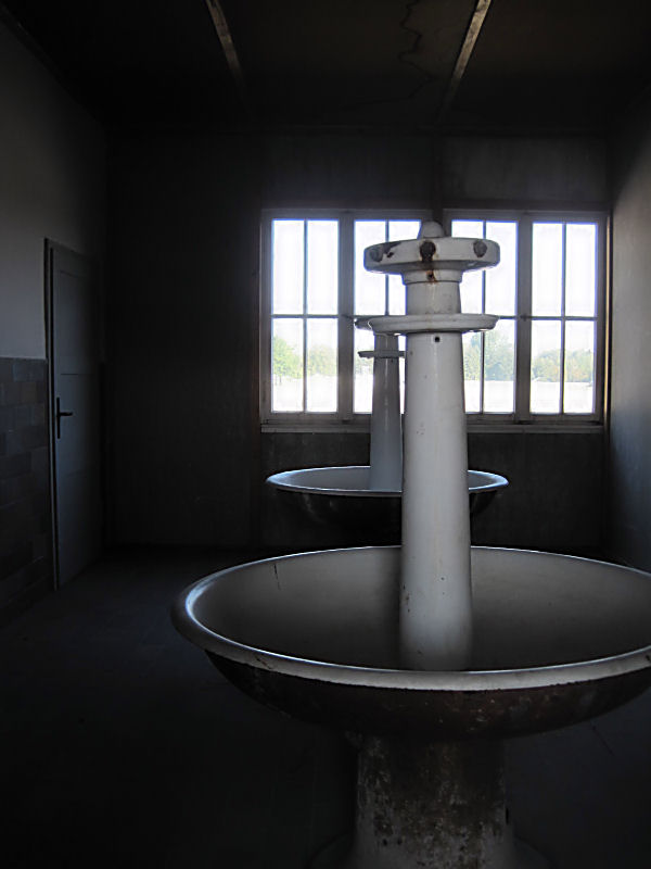 KZ-Gedenkstätte Dachau: Waschplätze in der Baracke