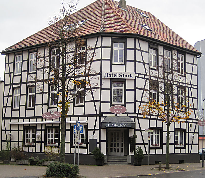 Dieses hübsche Fachwerkhaus liegt am Anfang der Fußgängerzone in Herne und beherbergt ein Hotel und ein vorzügliches Restaurant