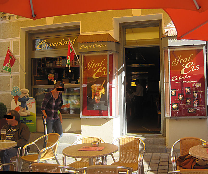 Eiscafé Carlesi auf dem Marienplatz in Weilheim