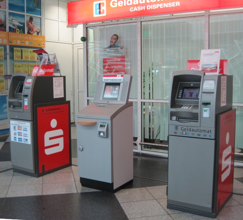 Geldautomaten der Sparkasse findet man natürlich auch im Münchener Flughafen. Hier im Central Gebäude