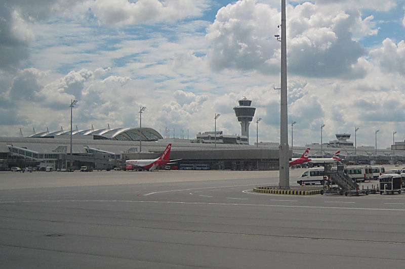 Flughafen München von der Rollbahn aus gesehen