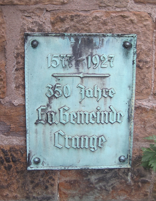 Die aus Kupfer gestaltete Gedenktafel hat folgenden Text:
1577 – 1927
350 Jahre
Ev. Gemeinde Crange