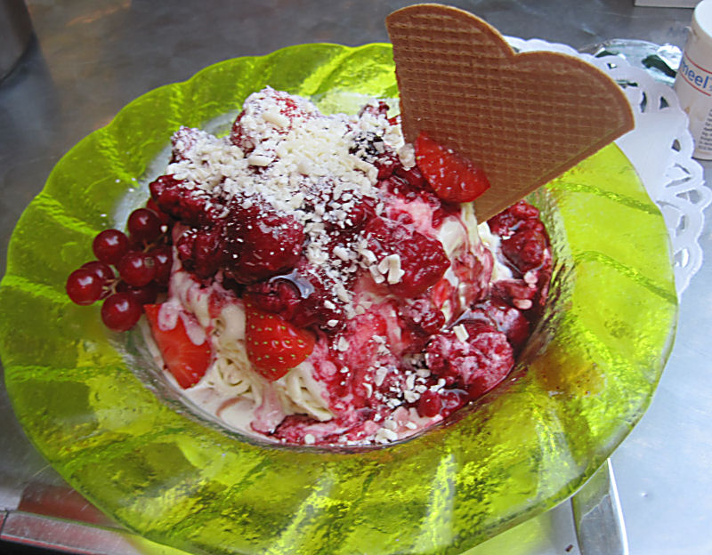 Eiscafe Dolomiti in Eickel - Spaghetti Eis mit Waldfrüchten