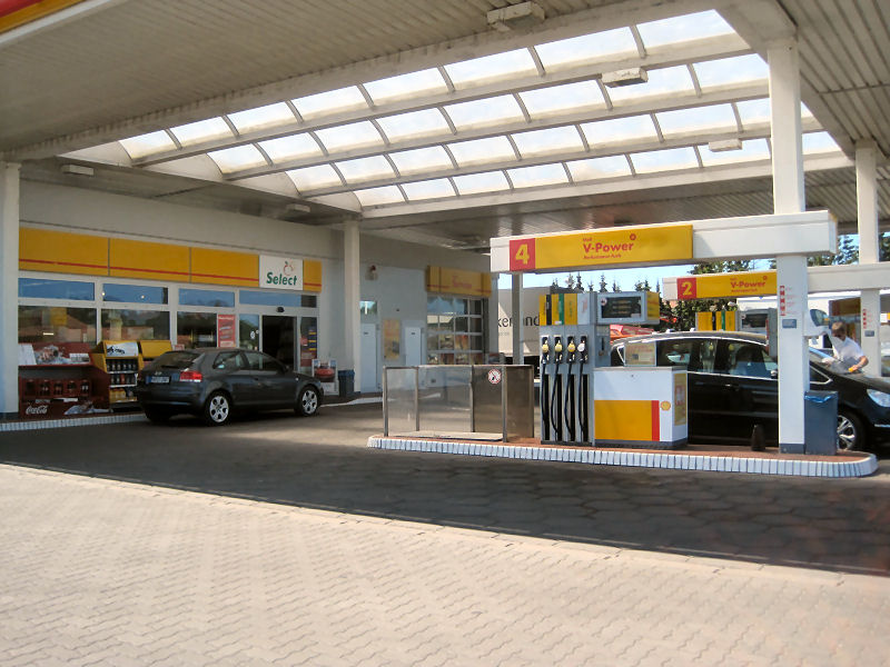 Die Shell Tankstelle am Ortseingang von Born