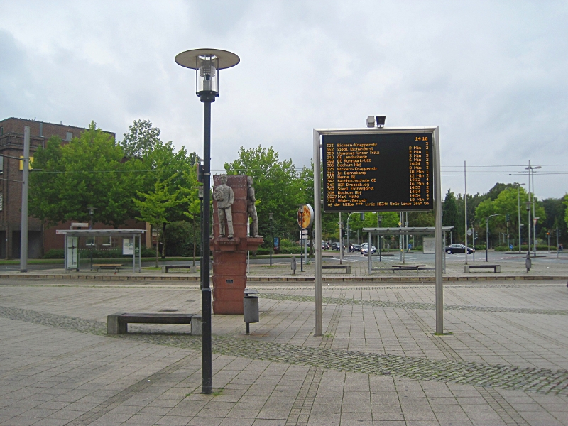 Der Bahnhofsvorplatz, im Hintergrund sieht man direkt den &quot;Mond von Wanne-Eickel&quot;