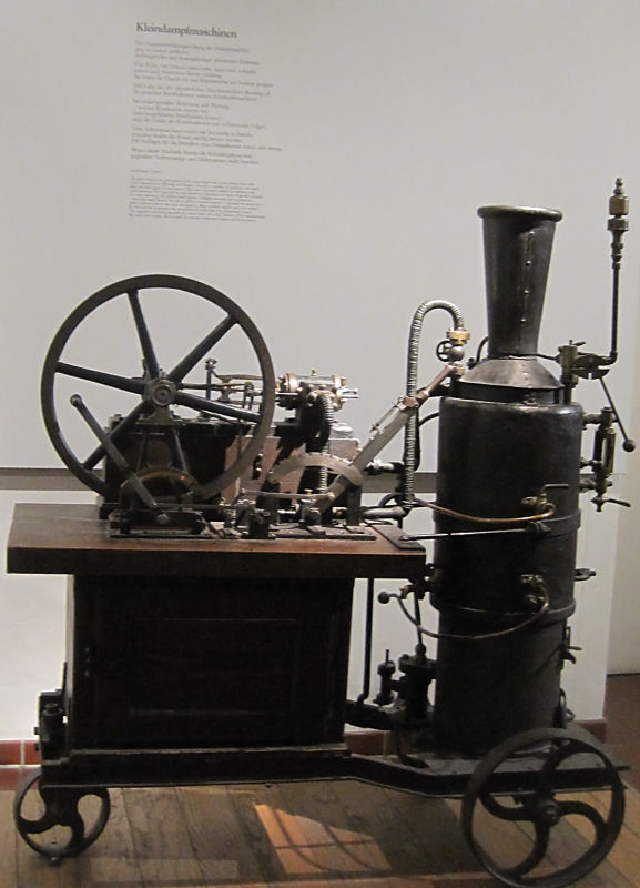 Deutsches Museum - Bereich Wind- und Wasserkraft:
Kleindampfmaschine