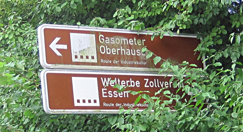 Route der Industriekultur Wegweiser zum Gasometer in Oberhausen und zur Zeche Zollverein in Essen