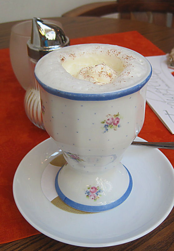Zinncafé Schweizer - köstliche heiße, weiße Schokolade