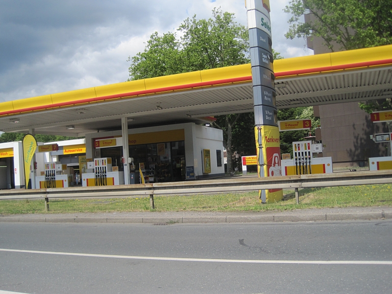 Shell, letzte Tankstelle vor der Autobahn.