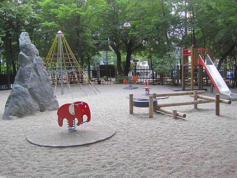 Mit recht großem Kinderspielplatz und Biergartentischen direkt daneben auf einer kleinen Anhöhe. Nett gemacht