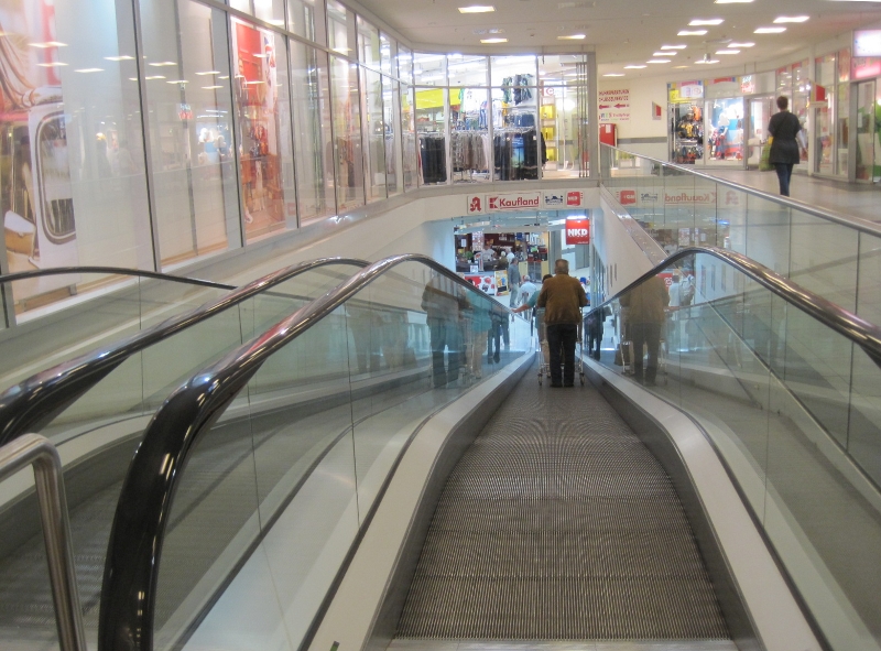 Diese Rolltreppen oder besser Rollbänder gibt es hier im Gebiet in vielen großen Kaufhäusern