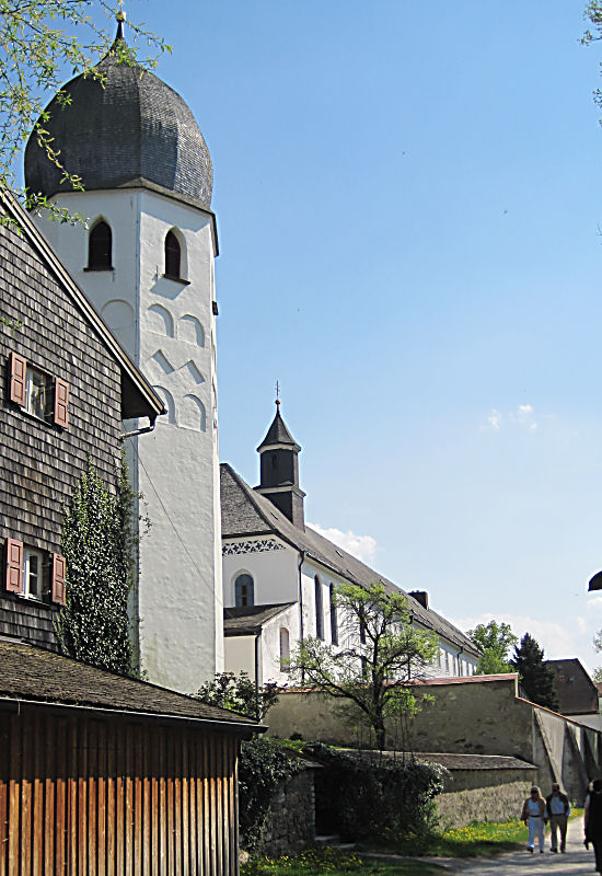 Der Kirchturm des Benediktiner Klosters