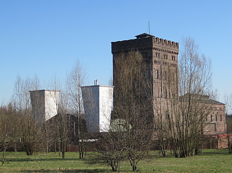 Zeche Hannover, Maschinenhaus und Malakow-Turm &uuml;ber Schacht 1. Vorne 2 Grubenl&uuml;fter mit Austrittsdiffusoren.