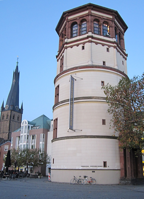 Der Schlossturm an der Rhein-Promenade mit Schifffahrt-Museum