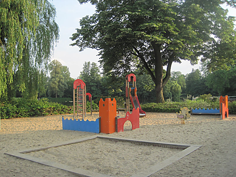 Spielplatz direkt im Hof des Schlosses