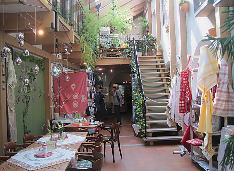 Zinncafé in Dießen am Ammersee: Wunderschön, als säaße man mitten in einem Museum und irgendwie ist es das auch