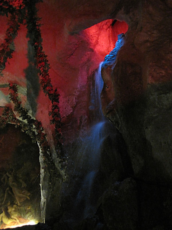Tropfsteinhöhle mit künstlich angelegtem Wasserfall, den man an und ausschalten kann