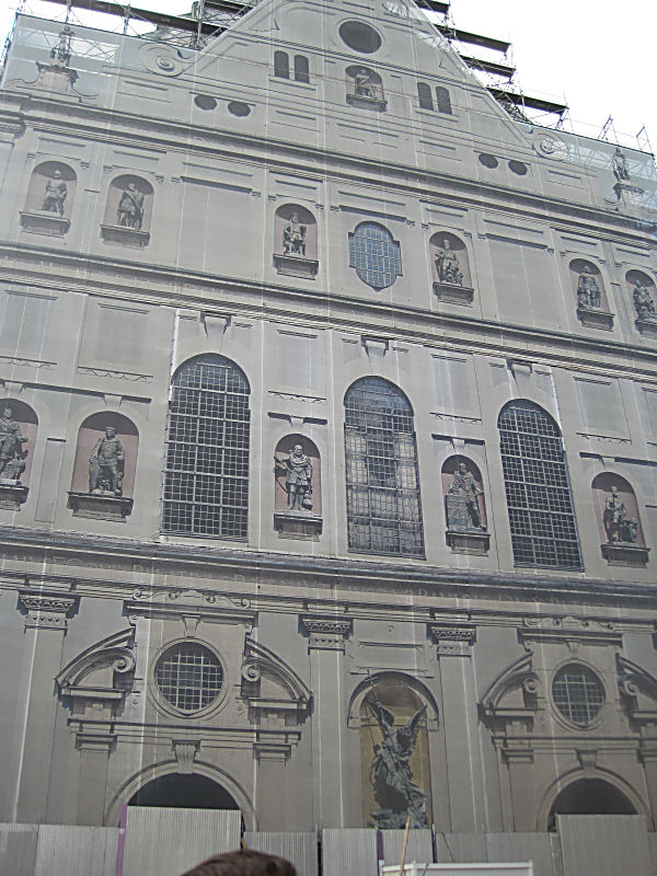Jesuitenkirche St. Michael
kaum zu glauben, die Front ist ein Bild auf einer Plane, denn die Kirche wird von außen renoviert
15.6.11