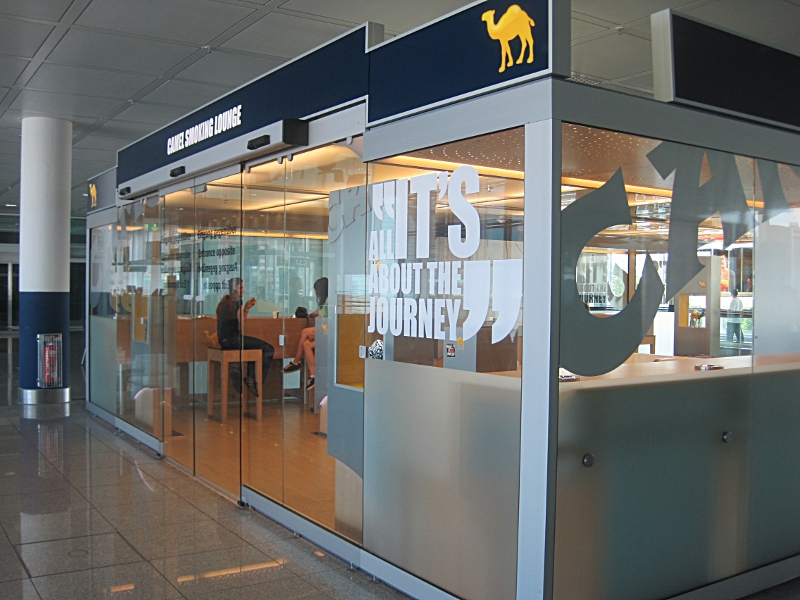 Camel Raucher Lounge im Terminal 2, hinter der Sicherheitskontrolle