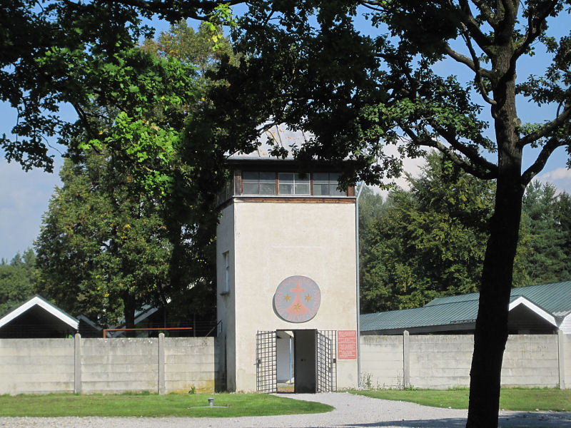 KZ-Gedenkstätte Dachau: Wachtürme hinter den Kirchen und Eingang zum Kloster