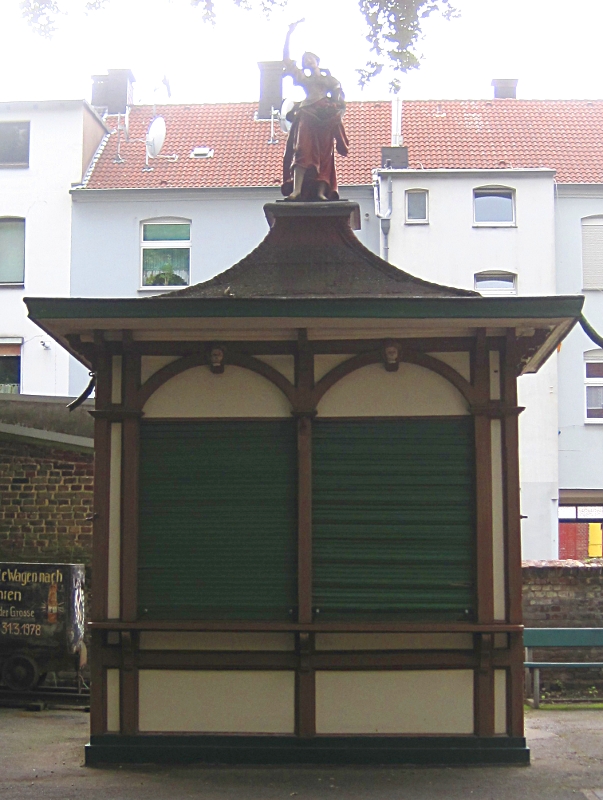 Heimatmuseum Wanne - unser Fritz - alter Kiosk, die im Ruhrgebiet bekannte „Bude“, die von der Gestalt der Glücksgöttin Fortuna gekrönt wird.