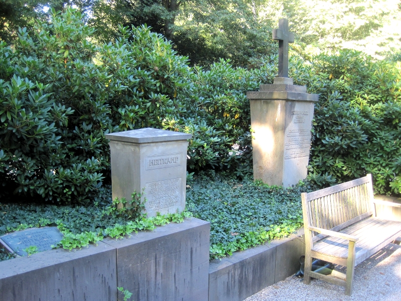 Bauunternehmer Familie Heitkamp mit eigenem Platz auf dem Waldfriedhof Wanne-Eickel