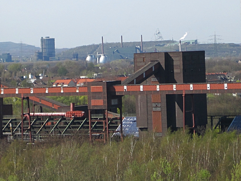 Weltkultur Erbe - Zeche Zollverein in Essen - im Hintergrund der Tetraeder in Bottrop, der auch dazu gehört