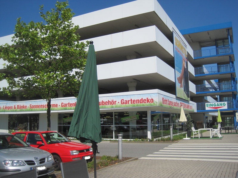 auf dem Weg zum Parkhaus, bzw. zur Gartenmöbel Ausstellung