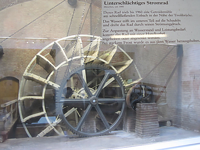 Deutsches Museum - Bereich Wind- und Wasserkraft: unterschächtiges Stromrad