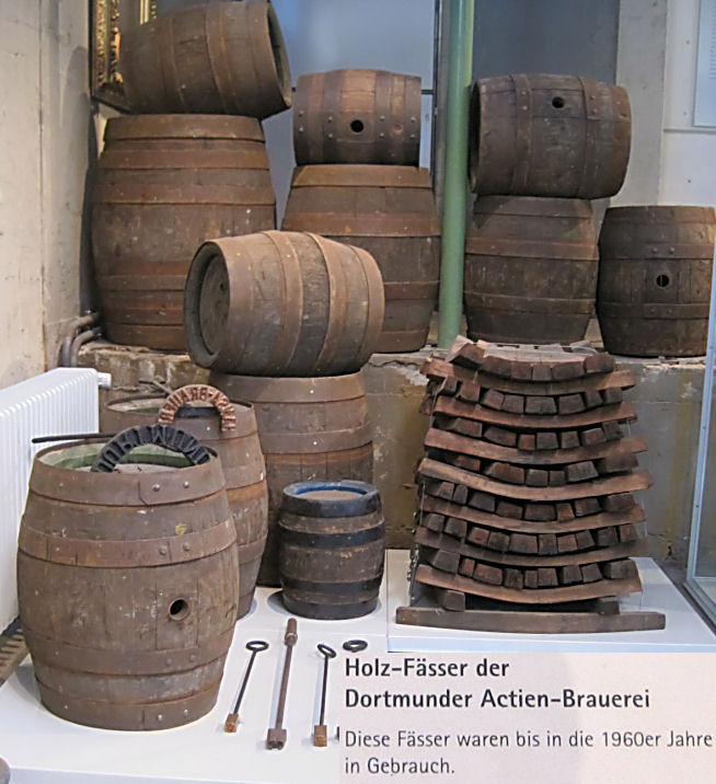 Brauerei-Museum Dortmund: Holzfässer der Dortmunder Aktien Brauerei