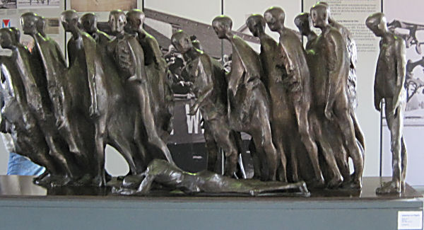 KZ-Gedenkstätte Dachau  Mahnmal in Bronze von Hubertus von Pilgrim