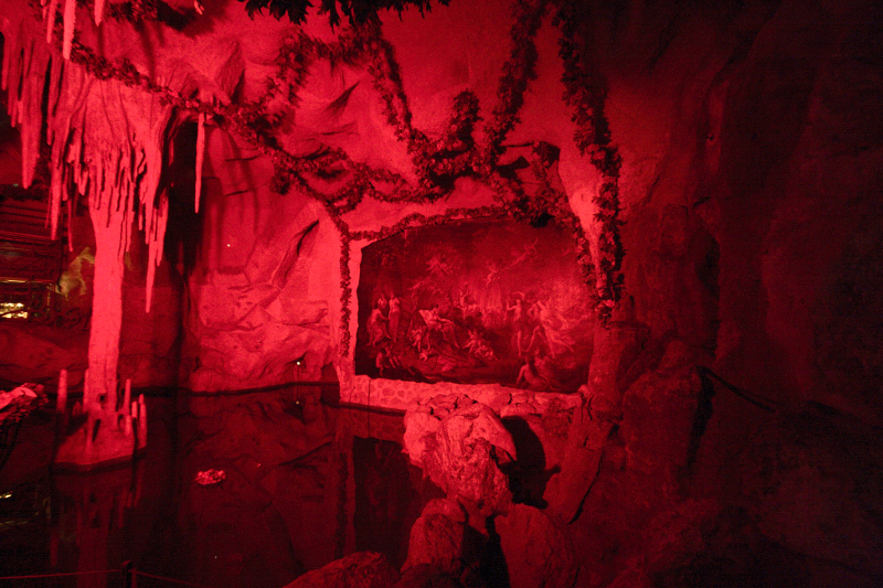 Die Grotte kann in verschieden Farben angestrahlt werden, Hier in rot