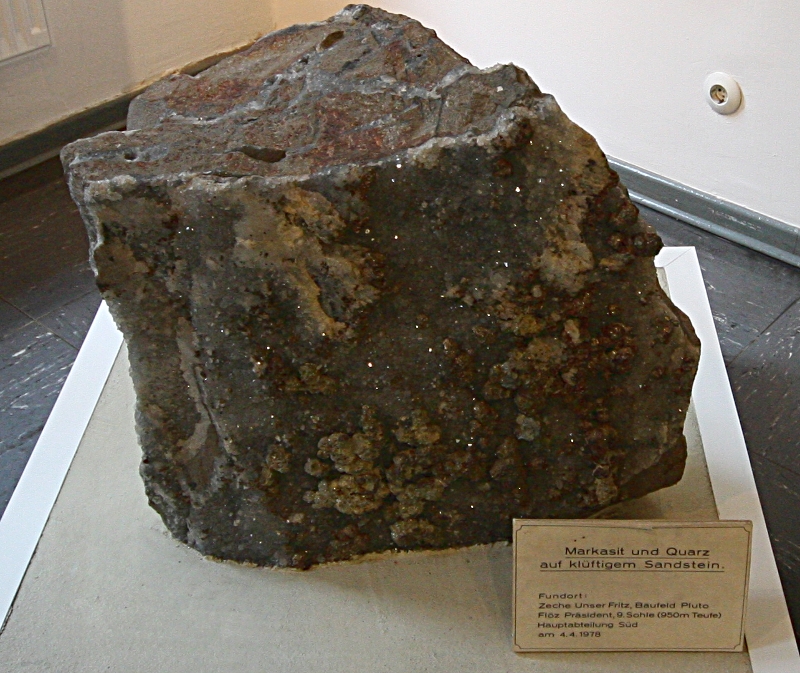 Heimatmuseum -Erze und Mineralien - Markasit+Quarz