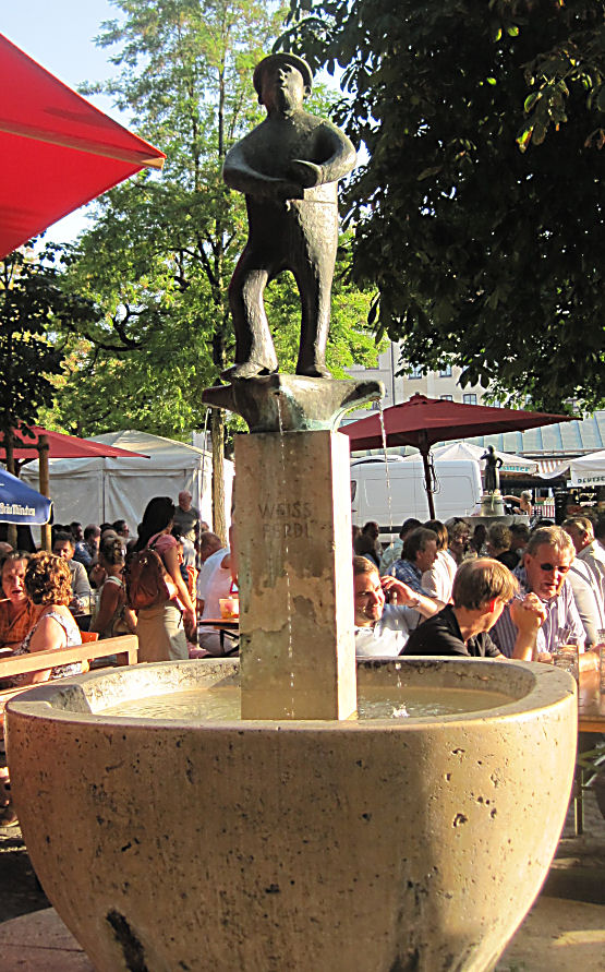 einer der vielen Brunnen auf dem Viktualienmarkt