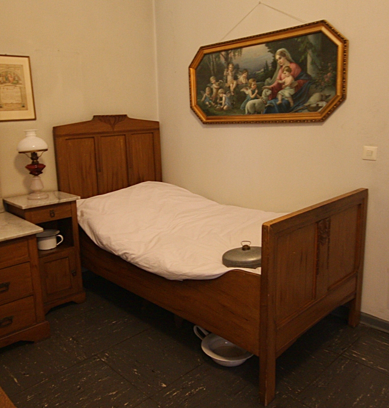 Heimatmuseum Wanne-Eickel - Jugendstil Schlafzimmer - das Bett mit Klosch&uuml;ssel unten drunter und die W&auml;rmeflasche auf dem Bett - das Bild kenne ich von meiner Oma