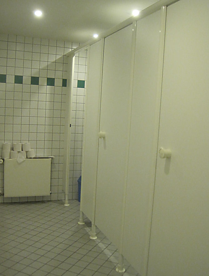 Die Toiletten im Museum sind sauber, aber.man sollte hin und wieder mal Wasser in die Gullis schütten, das wirkt Wunder bei Geruchsbelästigung