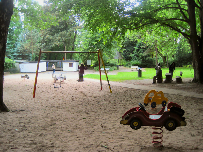 Kinderspielplatz, mitten im Wald vom Gysenberg Park