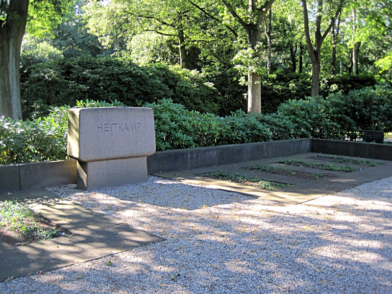Bauunternehmer Familie Heitkamp mit eigenem Platz auf dem Waldfriedhof Wanne-Eickel