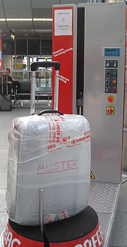 hier kann man seine Koffer einpacken, damit sie beim Flug nicht beschädigt werden. die sollten besser vorsichtiger mit den Koffern umgehen