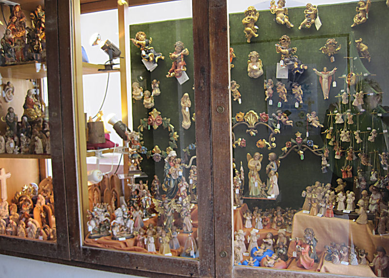 Blick ins Schaufenster des Kloster Ladens