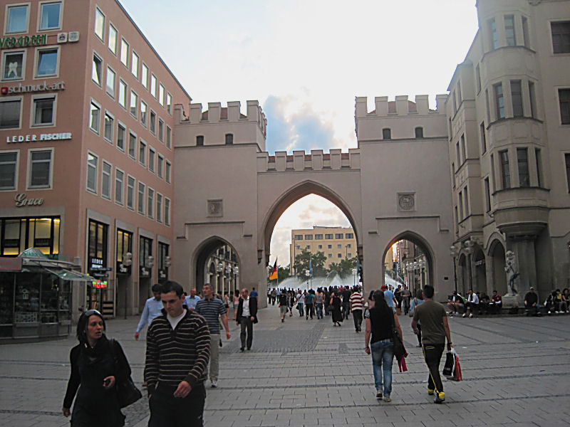 Das Karlstor dahinter der Brunnen vom Stachus