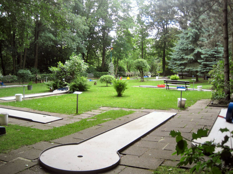 Minigolf im Wald