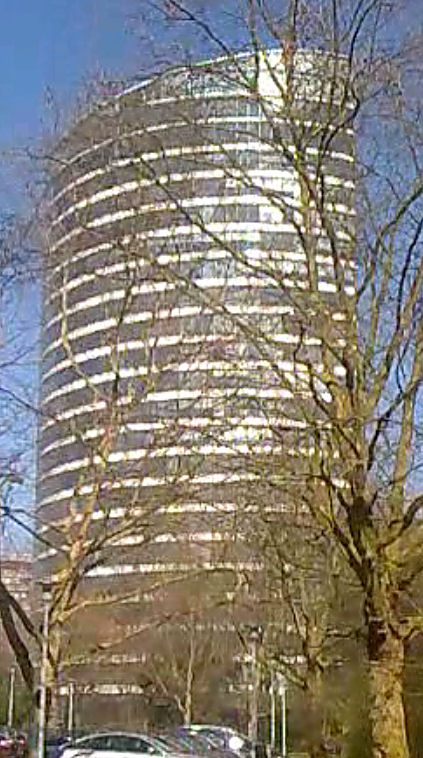 B&uuml;ros im Skyoffice: 2009 fertig gestellt durch Architekt Chr. Ingenhoven und Markus Palm. Sechst-h&ouml;chste Haus in D&uuml;sseldorf