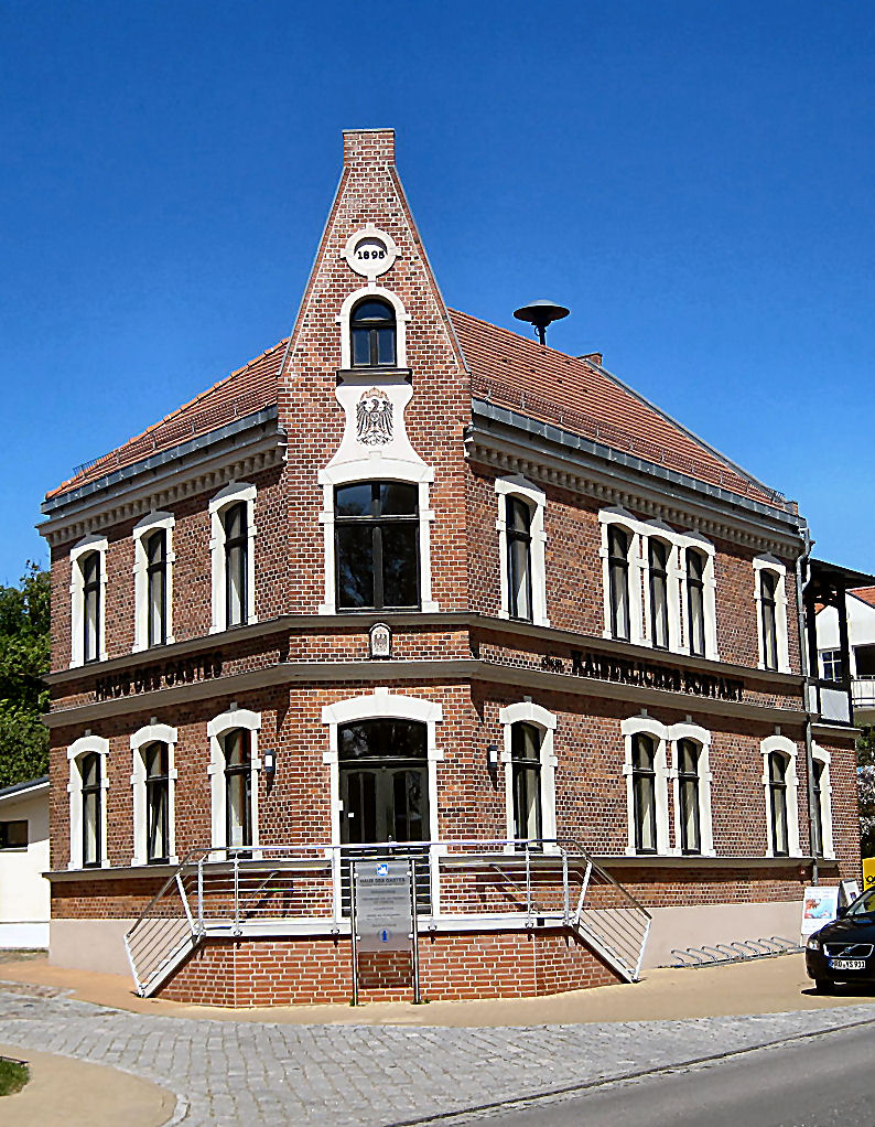 Das „Haus des Gastes“ Ostseebad Wustrow befindet sich im Gebäude des ehemaligen Kaiserlichen Postamtes (1895). Hier befindet sich unten die Kurverwaltung und oben werden Veranstaltungen aufgeführt